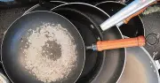 Lớp chống dính truyền thống và xu hướng chuyển sang ceramic an toàn