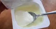 Lớp nước trên sữa chua: Đừng bỏ, đó là whey giàu dinh dưỡng