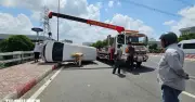 Lật ô tô trên cầu An Lạc, tài xế nhảy xuống kênh bất thường