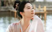 Lưu Diệc Phi gây sốt với khoảnh khắc đời thường giản dị