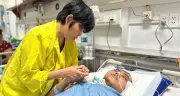 Mẹ chạy thận vượt trăm cây số vào viện chăm con trai tai nạn nguy kịch