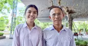 Mẹ làm xa, nữ sinh gọi điện báo đỗ thủ khoa tốt nghiệp THPT