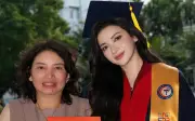 Mẹ ruột Á hậu Đinh Y Quyên gây chú ý trong ngày con nhận bằng bác sĩ da liễu