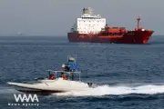 Mỹ tiếp tục không kích Iran, tàu chở dầu phát nổ ở eo biển Hormuz