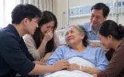 Mẹ vợ rút tiền tiết kiệm cứu con rể, anh trai có hành động bất ngờ
