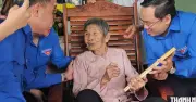 Mẹ Việt Nam anh hùng Hồ Thị Vàng nhận di ảnh con phục dựng AI
