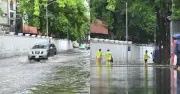 Mưa lớn 30 phút khiến đường Thụy Khuê ngập sâu, người dân vật vã di chuyển