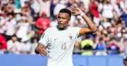 Mbappe hỏng penalty sau 3 phút chờ VAR, nghi vấn trọng tài Argentina
