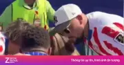 Mbappe xin lỗi nữ CĐV bị sút trúng mặt trong khởi động