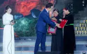 MC Khánh Vy, Hạnh Phúc nghẹn ngào dẫn cầu truyền hình 'Sao sáng dẫn đường'