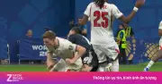 Messi bị phạm lỗi, đồng đội Argentina lao ra bảo vệ ở bán kết World Cup