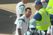 Messi bật cười thoải mái khi kiểm tra an ninh tại sân bay Miami