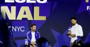 Messi lần đầu lên tiếng về bức ảnh tắm cho Yamal 19 năm trước