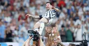 Messi phá kỷ lục kiến tạo, đồng đội công kênh ăn mừng