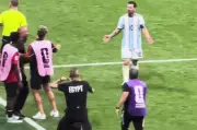 Messi thắc mắc khi HLV Ai Cập giơ tay làm dấu 'X' tố phân biệt chủng tộc