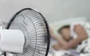 Mẹo bật quạt khi ngủ không lo cảm lạnh hay khô da