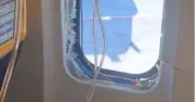 Máy bay Ryanair bung cửa sổ, hành khách bị hút nửa người ra ngoài