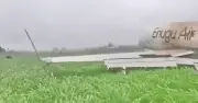 Máy bay trượt khỏi đường băng, hành khách sơ tán giữa cánh đồng