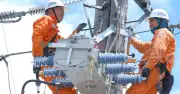 Nụ cười công nhân điện giữa nắng gió: Niềm vui lao động