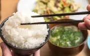 Ăn cơm sáng không nặng bụng và sự thật về vỏ tôm