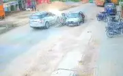 Ấn Độ: Hai cha con bị thương nặng vì ô tô mở cửa bất ngờ