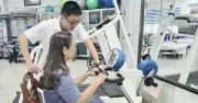 Nữ Việt kiều về nước chữa bệnh, thoát cảnh chồng gây đa, lái xe máy đi bộ cả km