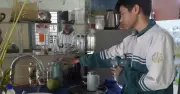 Nam sinh mồ côi cha trở thành thủ khoa kép từ những tảo tần của mẹ
