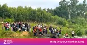 Nam thanh niên đi xe máy qua cầu tạm bị nước cuốn trôi ở Gia Lai