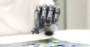 Neuralink hay BrainCo: Cuộc đua công nghệ não bộ Mỹ-Trung không cần dao mổ