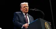 Ông Trump chỉ trích Iran chịu trách nhiệm vụ tấn công của Houthi