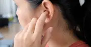 Ngứa tai mùa mưa: Dấu hiệu nhiễm nấm và cách phòng ngừa