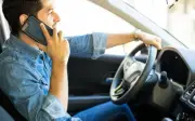 Nghe điện thoại khi lái ô tô: Trường hợp nào bị phạt theo Luật mới?