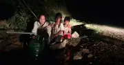 Người Bru Vân Kiều vất vả băng rừng lấy nước giữa mùa khô