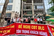 Người dân căng băng rôn đòi nhà tại dự án 'đất vàng' Hà Nội