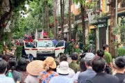 Người dân dùng 12 bình chữa cháy dập lửa nhà liền kề ở Hà Nội