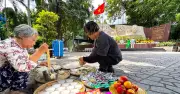 Người dân khắp nơi đến công viên Lê Thị Riêng thắp hương tri ân liệt sĩ