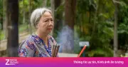 Người dân TP.HCM thắp nhang tưởng niệm liệt sĩ tại CV Lê Thị Riêng