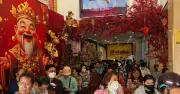 Người dân TPHCM xếp hàng mua vàng kim cương trái ngược Hà Nội