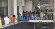 Người dân đổ xô bán vàng miếng SJC, chờ đợi hàng giờ
