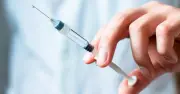 Người dùng AI thường xuyên hỏi sức khỏe dễ tin tin đồn chống vắc-xin