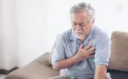 Người già trên 70 tuổi bật điều hòa ngủ cả đêm cần lưu ý gì để không ảnh hưởng sức khỏe?