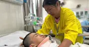 Người mẹ bệnh tim bất lực nhìn con trai duy nhất giành giật sự sống