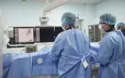 Người đàn ông 33 tuổi bị đột quỵ não sau khi tắm vì chấn thương cổ