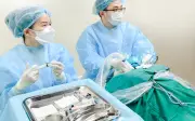 Người đàn ông 46 tuổi để u tuyến giáp lớn gấp 3 lần vì sợ phẫu thuật