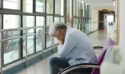 Người đàn ông 62 tuổi kiệt sức lo viện phí cho mẹ già, con trai 30 tuổi vẫn xin tiền