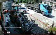 Người đàn ông thoát chết kỳ diệu khi xe bồn đâm vào máy xúc ở Hồ Nam
