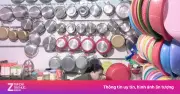 Ngôi nhà treo hơn trăm cái nồi và rổ ở miền Tây gây sốt