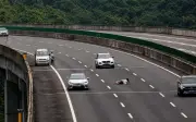 Người phụ nữ nằm giữa đường cao tốc Trung Quốc gây nguy hiểm