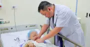 Người phụ nữ đột ngột gục ngã, phải cấp cứu tính bằng phút