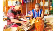 Người S'tiêng nỗ lực giữ nghề dệt thổ cẩm giữa thời hiện đại